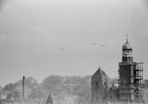 831510 Afbeelding van enkele Amerikaanse B-17 vliegtuig in het luchtruim boven de stad Utrecht in verband met de ...